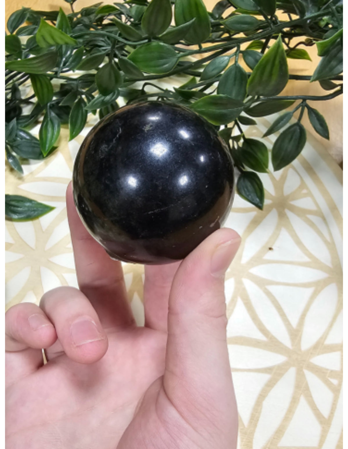 Antofyllit kula, handpolerad, 5,8 cm, 340 g