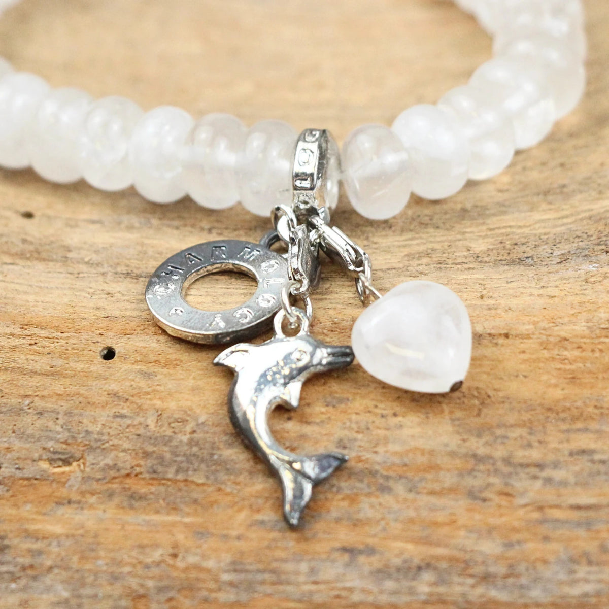 Bergkristall armband med berlocker