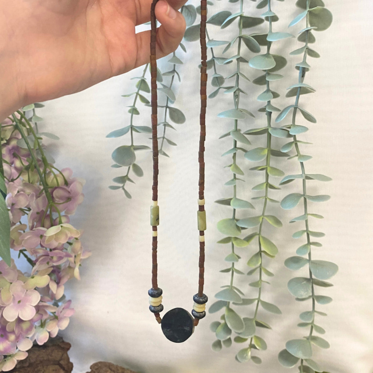 Jade halsband, bohemisk stil, mörk skiva, 45 cm