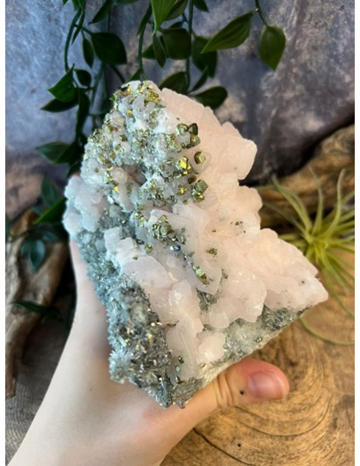 Mangankalcit mineralprov med bergkristall och pyrit, nr 128