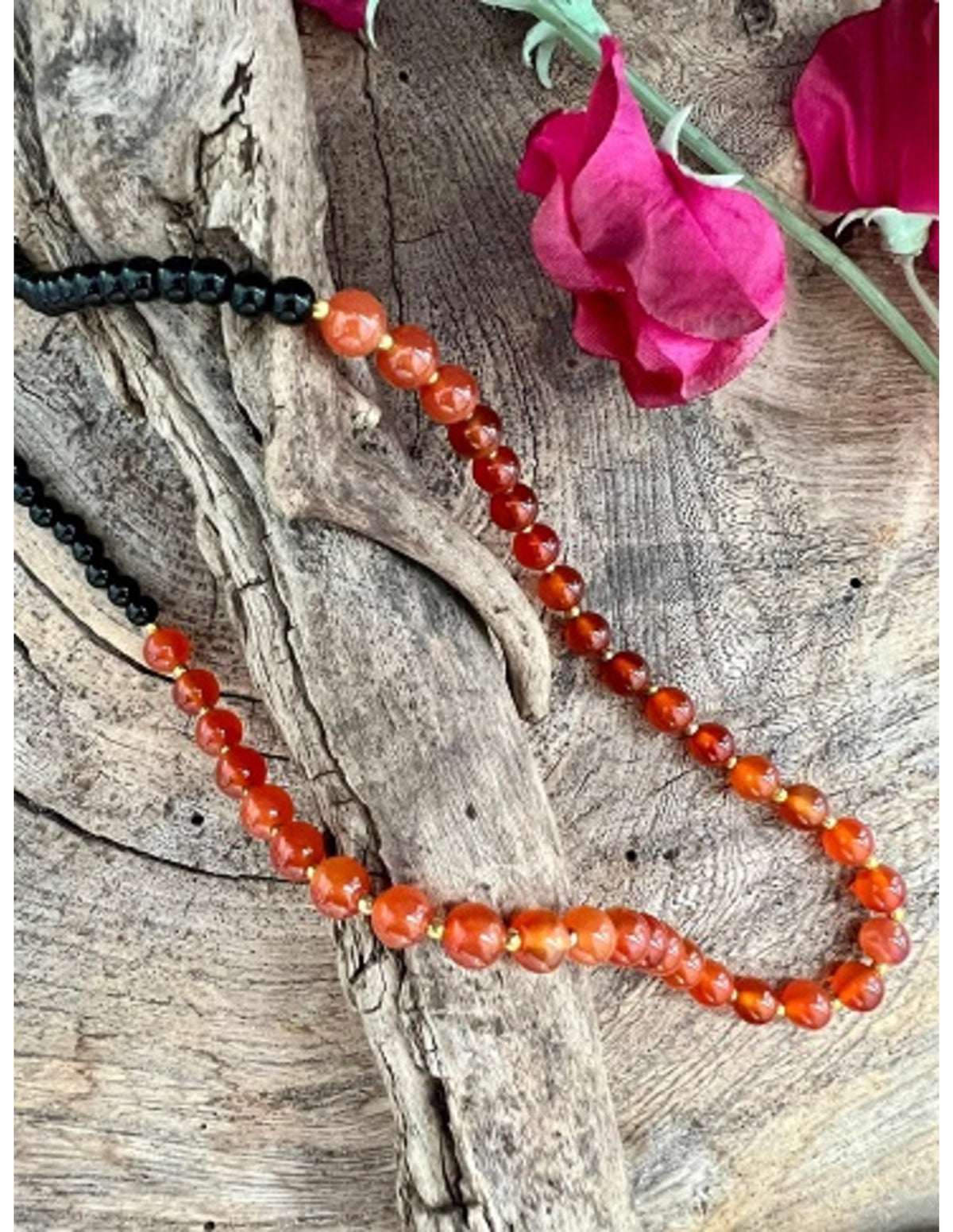 Karneol halsband med svarta glaspärlor, 44 cm, justerbart