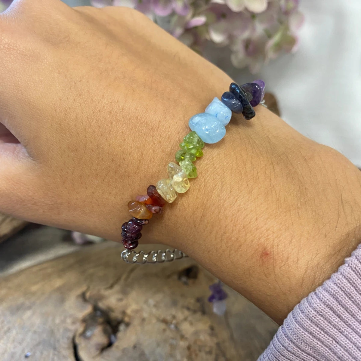 Chakra armband med splitstenar, försilvrat, justerbart
