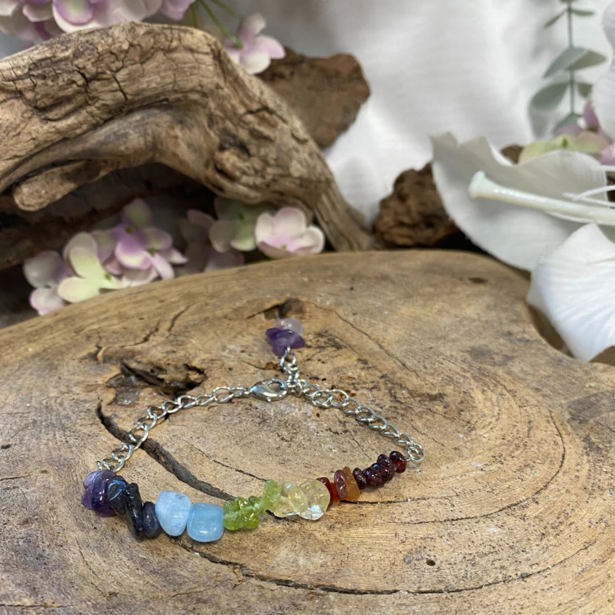 Chakra armband med splitstenar, försilvrat, justerbart