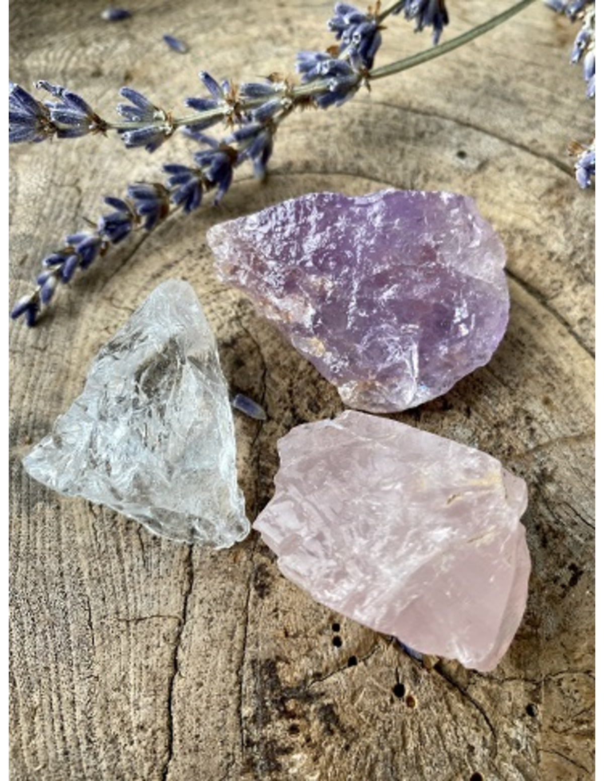 Råa stenar i ask: ametist, bergkristall och rosenkvarts