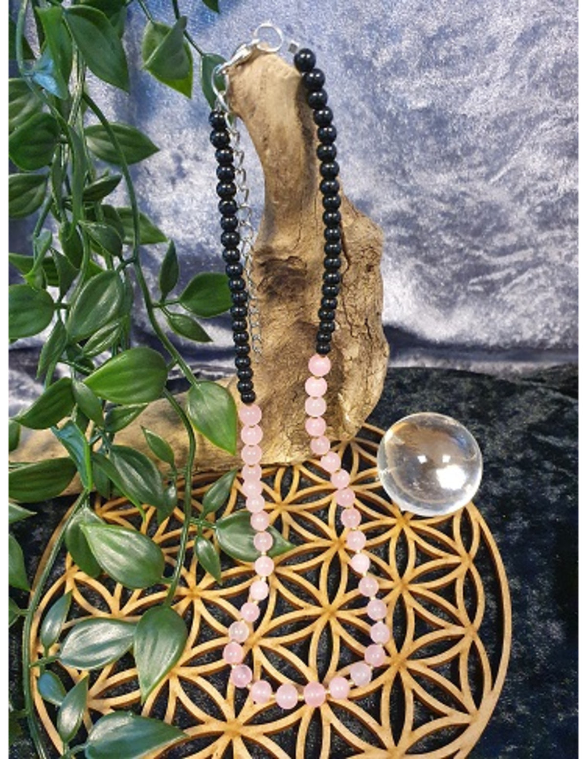 Rosenkvarts halsband med svarta glaspärlor, 45 cm