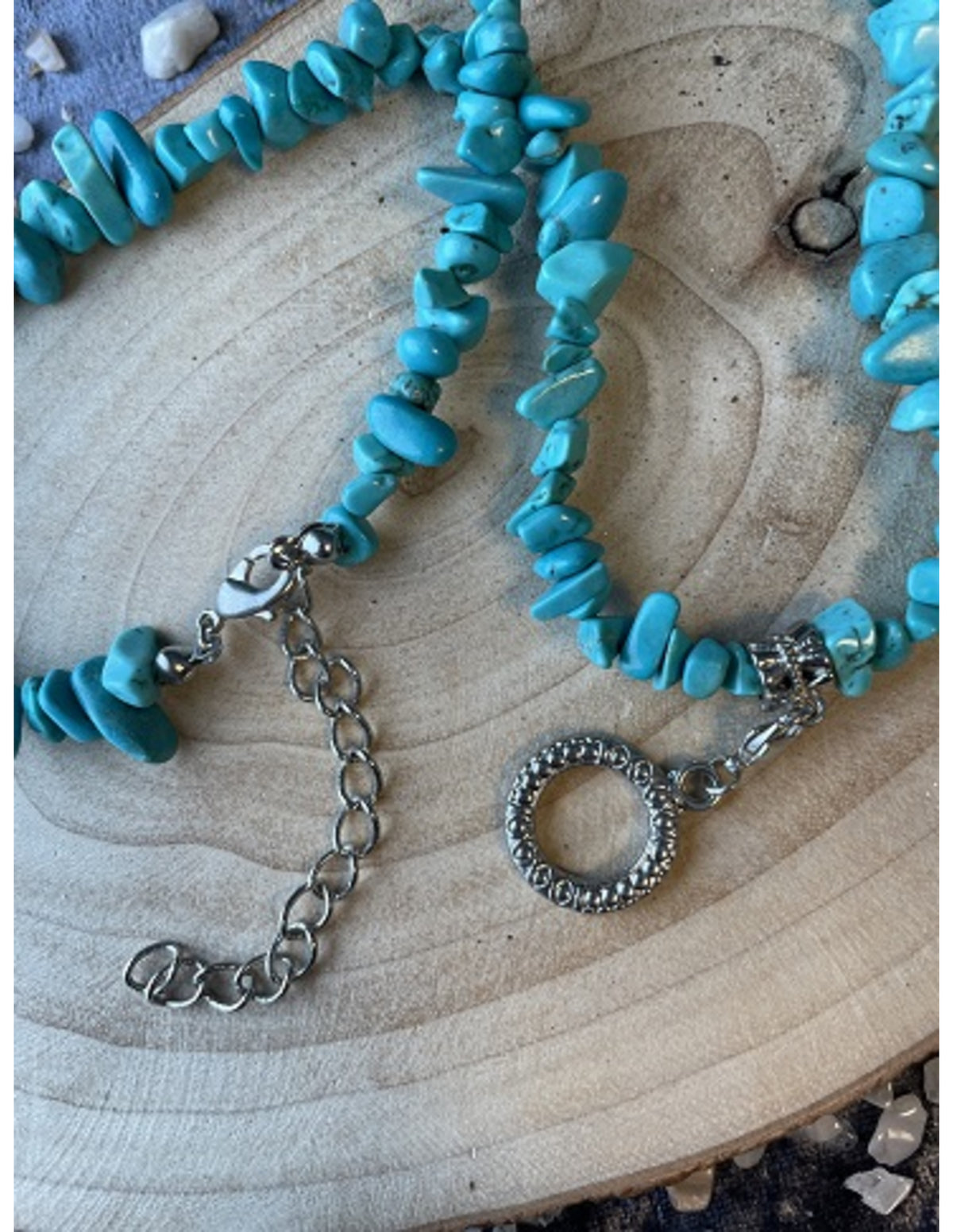 Howlit halsband, blå (färgad), splitstenar, med hänge