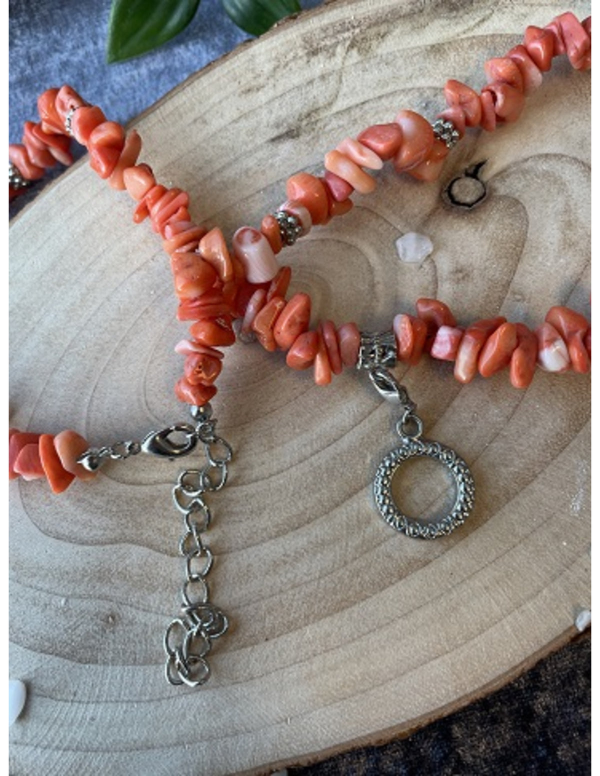 Korall halsband (imitation), ljus, med rund berlock, 45 cm