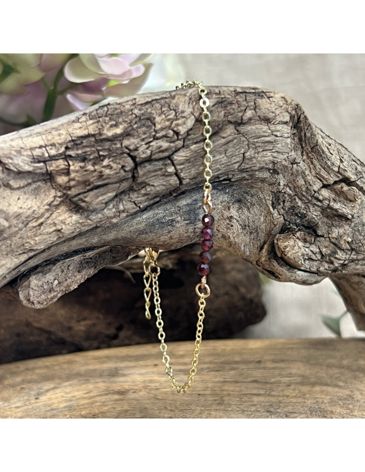 Granat armband, spring style, guldfärgat