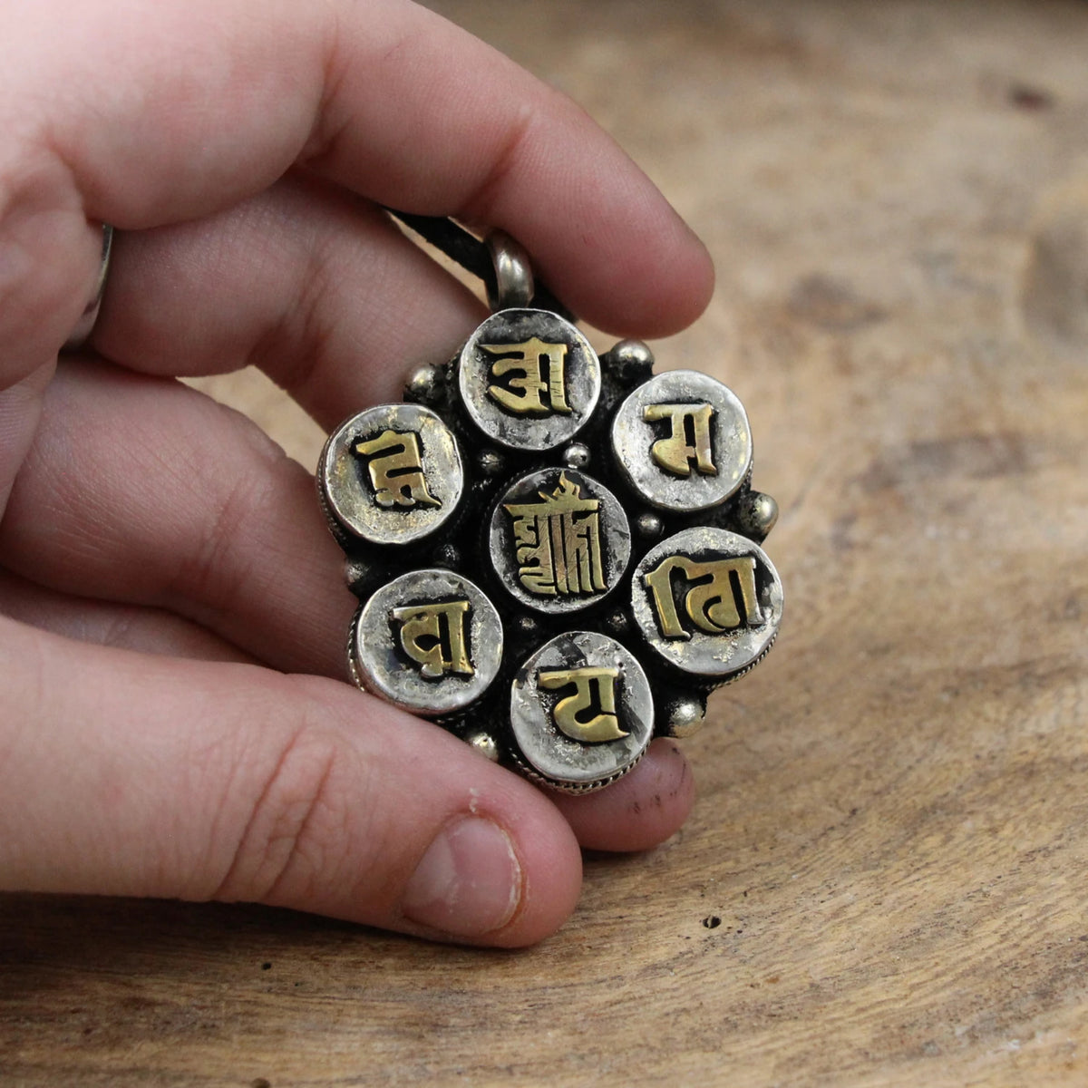Kalachakra hänge i metall, mantra, 4,8 cm
