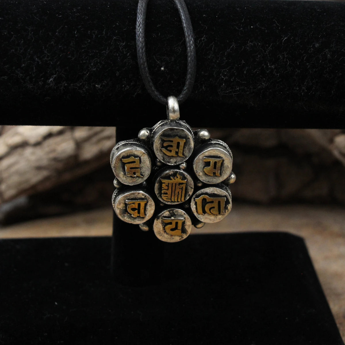 Kalachakra hänge i metall, mantra, 4,8 cm