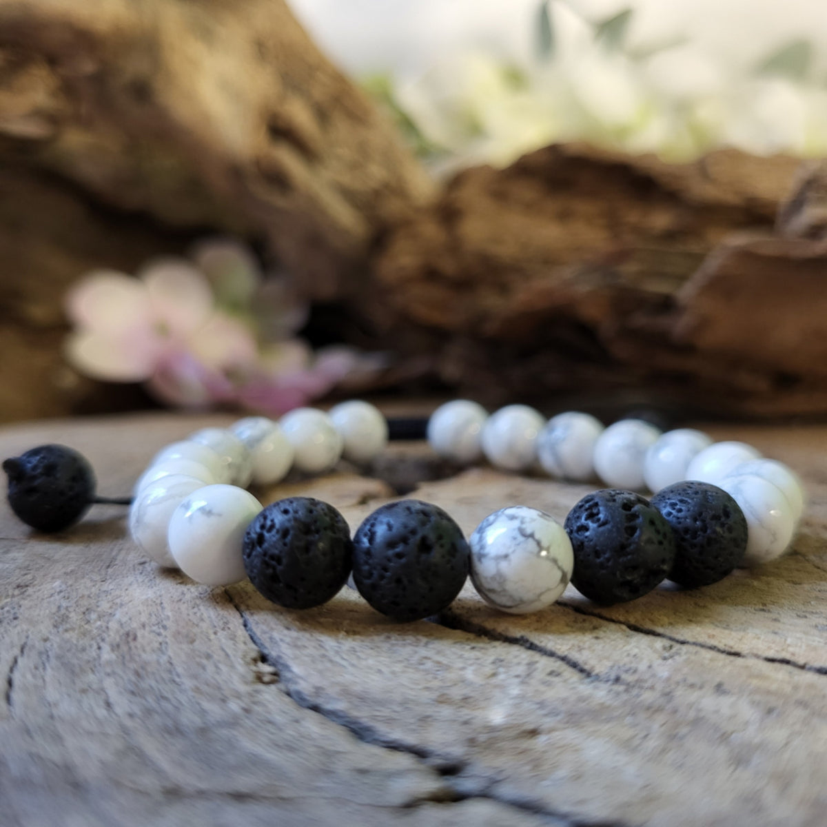 Howlit armband i shamballastil med lavasten, vit och svart