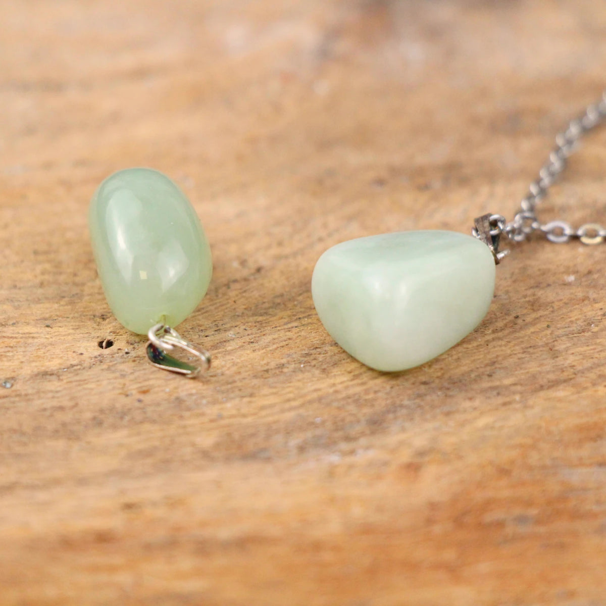 Jade hänge, grön borrad sten, 1,7 cm