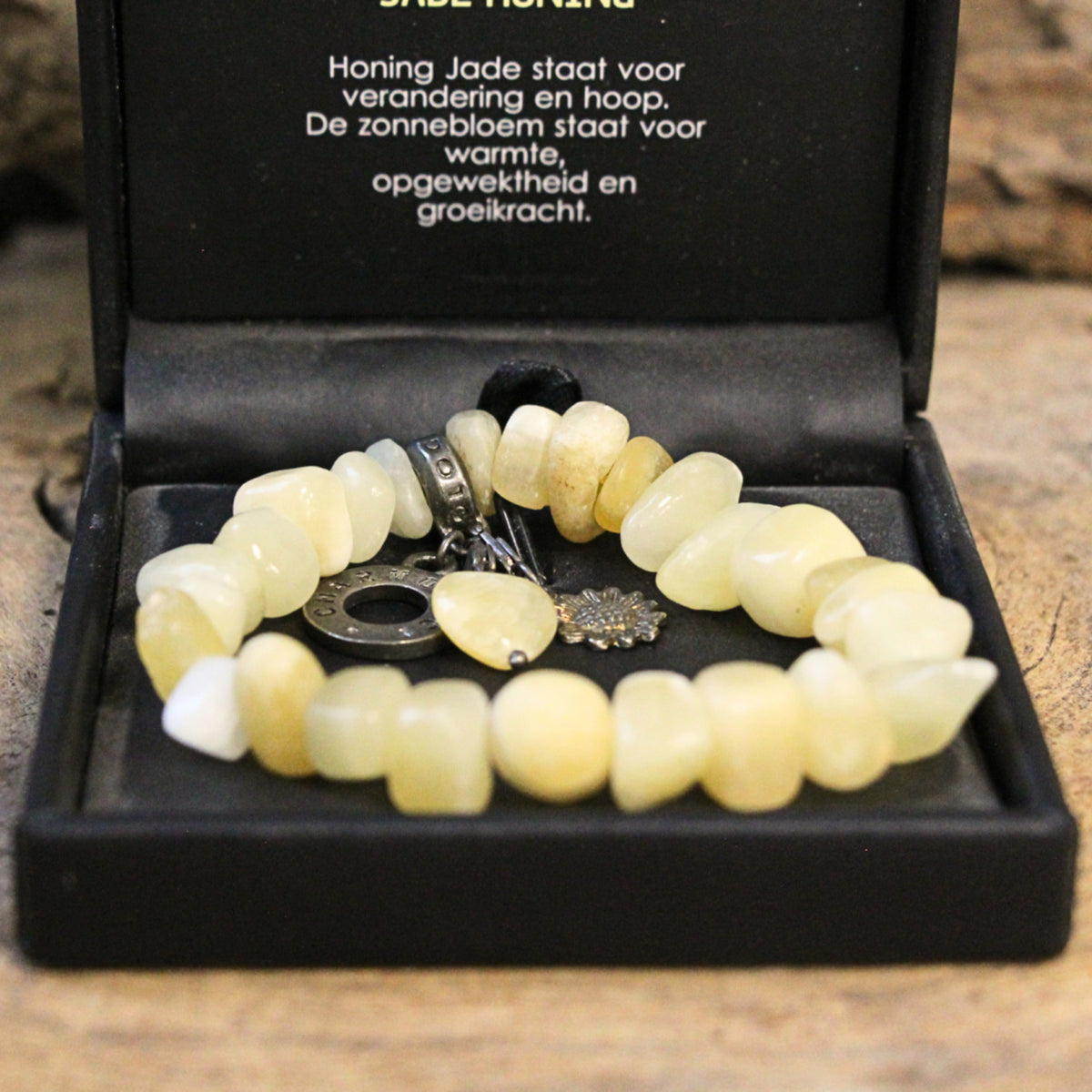 Jade armband, honungsgula nuggets, tre berlocker, nr 4