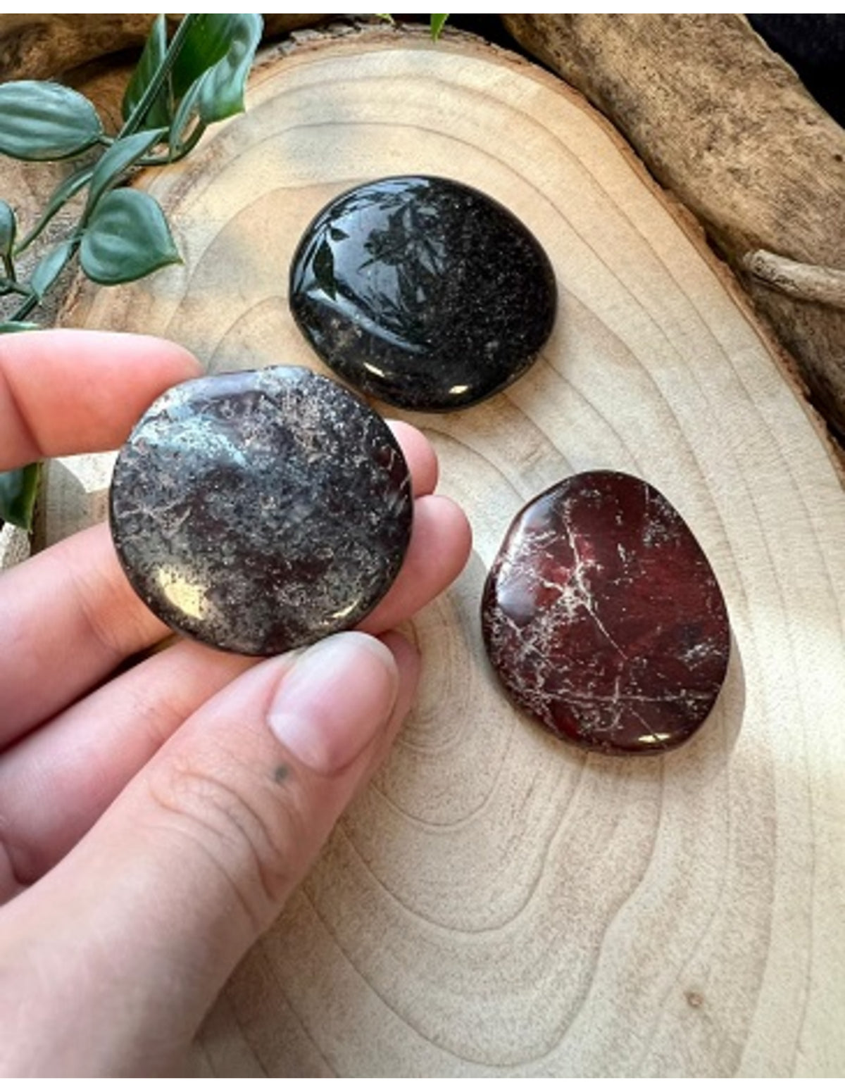 Brecciajaspis ficksten, röd, 3 till 5 cm