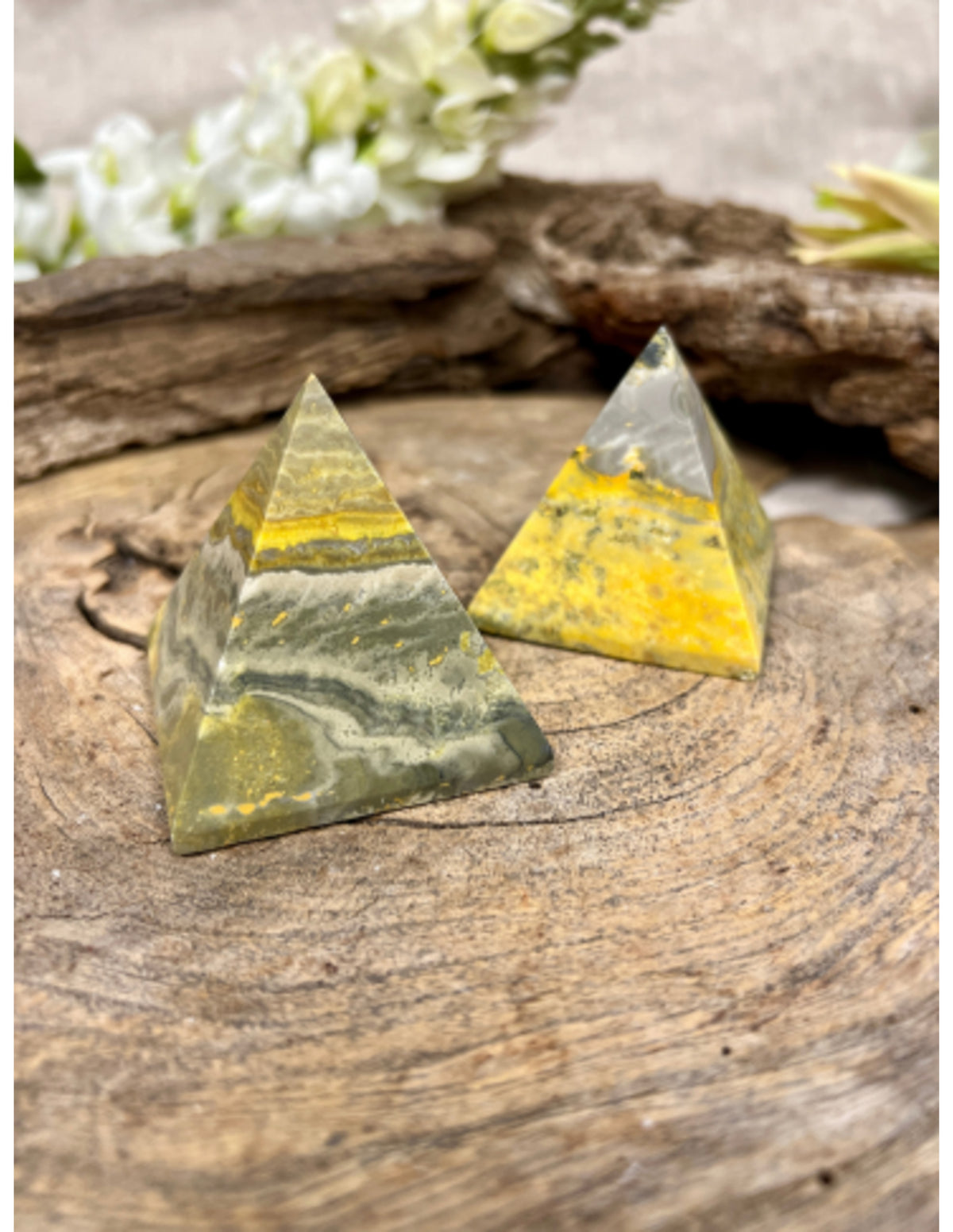 Bumblebee jaspis pyramid, 5 till 5,5 cm, ca 130 g