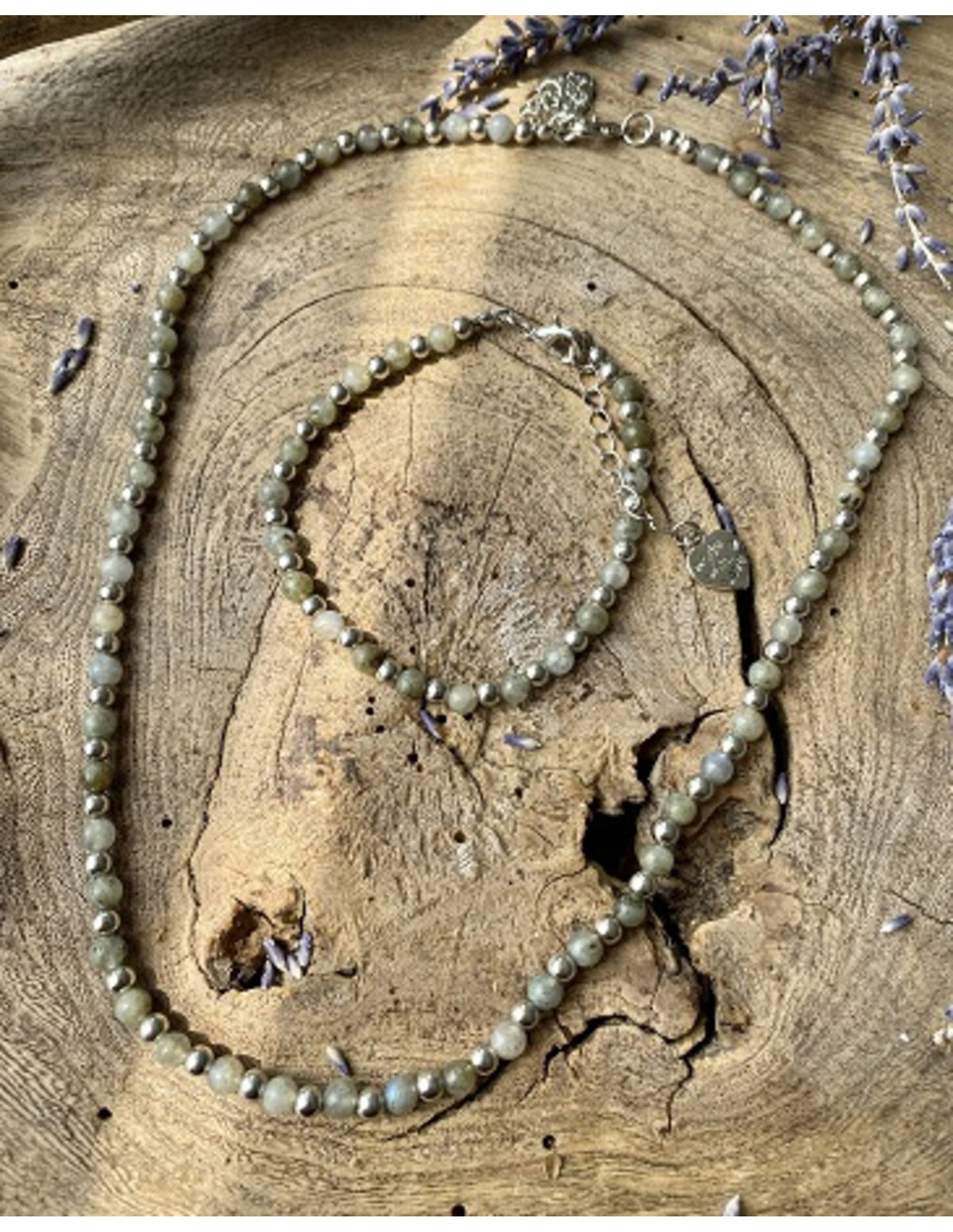 Labradorit halsband med silverfärgade mellanpärlor, 45 cm