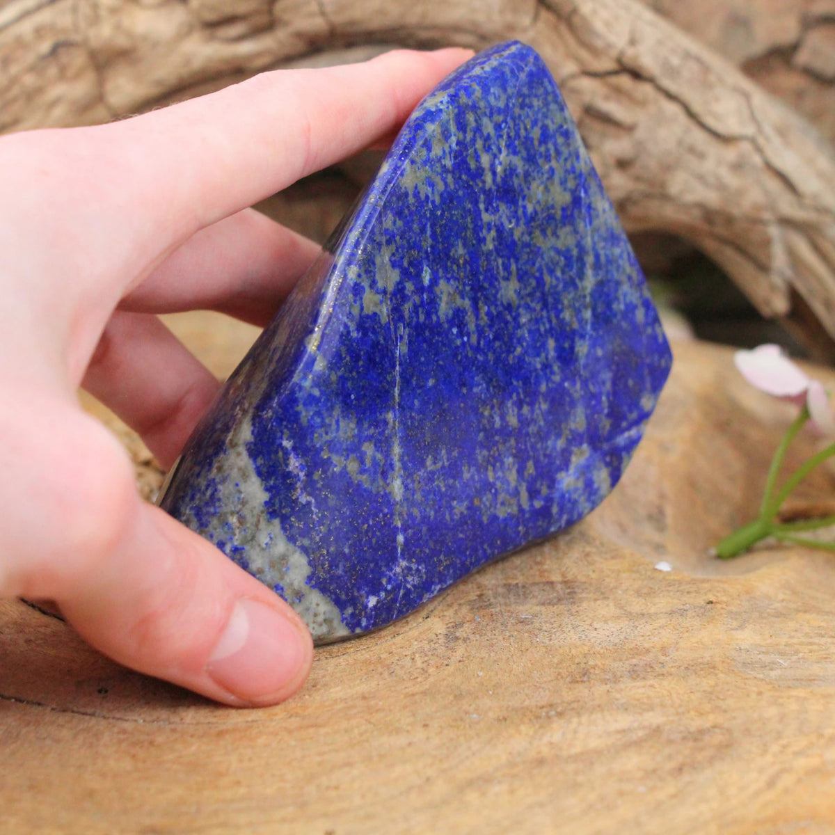 Lapis lazuli skulptur, polerad, 8,2 x 3,3 x 11 cm, nr 29