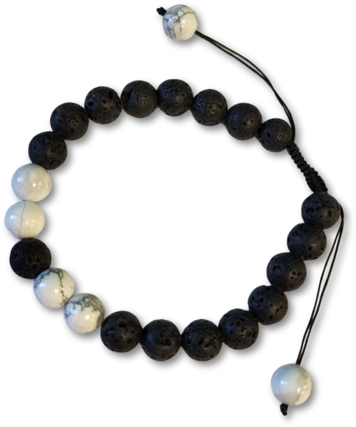 Lavasten armband i shamballastil med howlit, svart och vitt