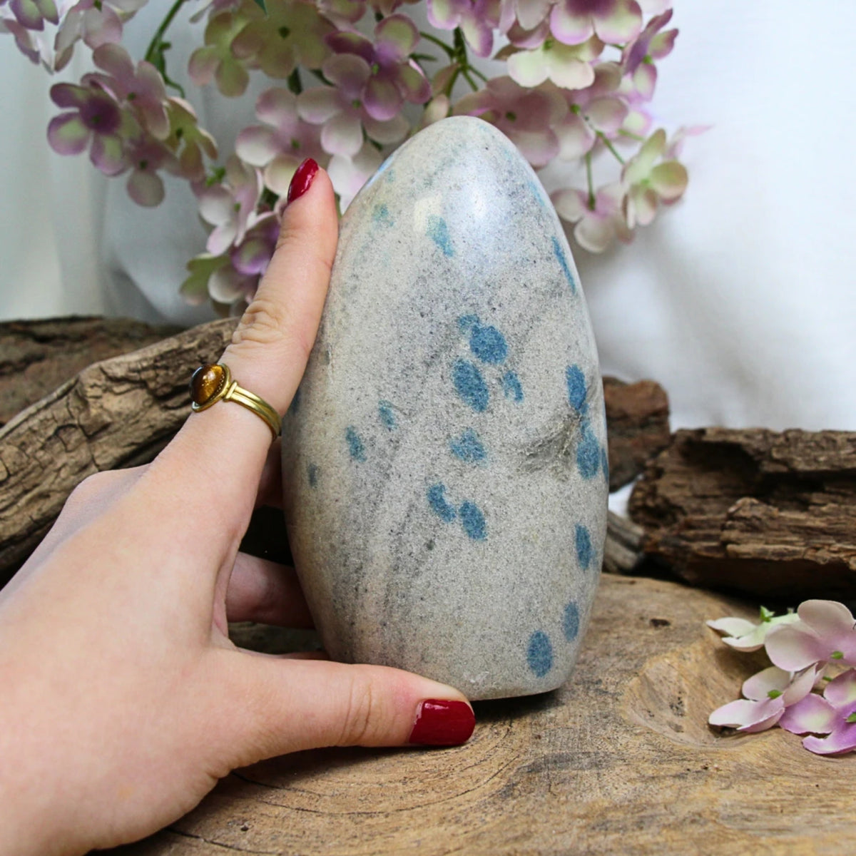 Lazulit i kvarts skulptur, handslipad, 14,6 x 8,5 x 4,5 cm, nr 8