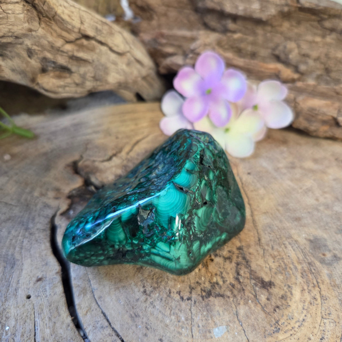 Malakit skulptur, handslipad, 6,9 x 5 x 3,8 cm, nr 24