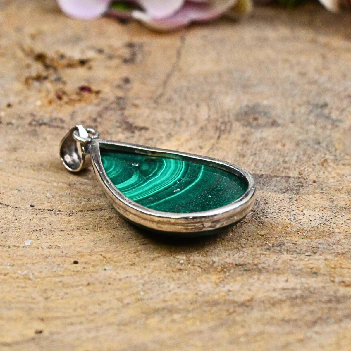 Malakit hänge i silver, droppformat, nr 07 (4,2 cm)
