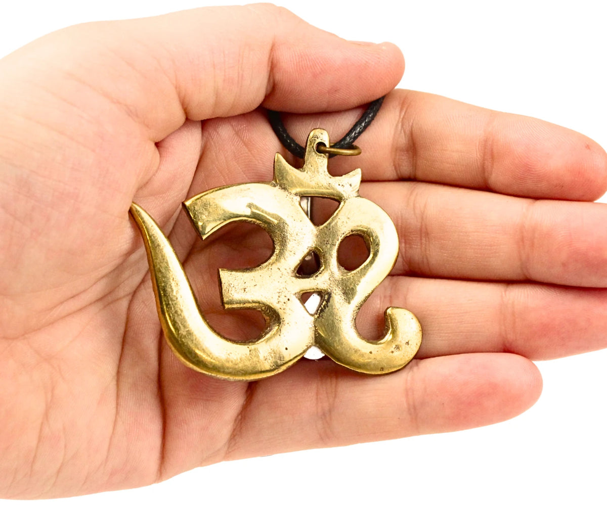 Om-symbol hänge, guldfärgat, 5 x 5,8 cm, N11