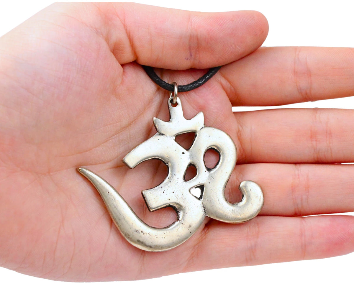 Ohm hänge i silverfärgad metall, 5,5 x 5,5 cm