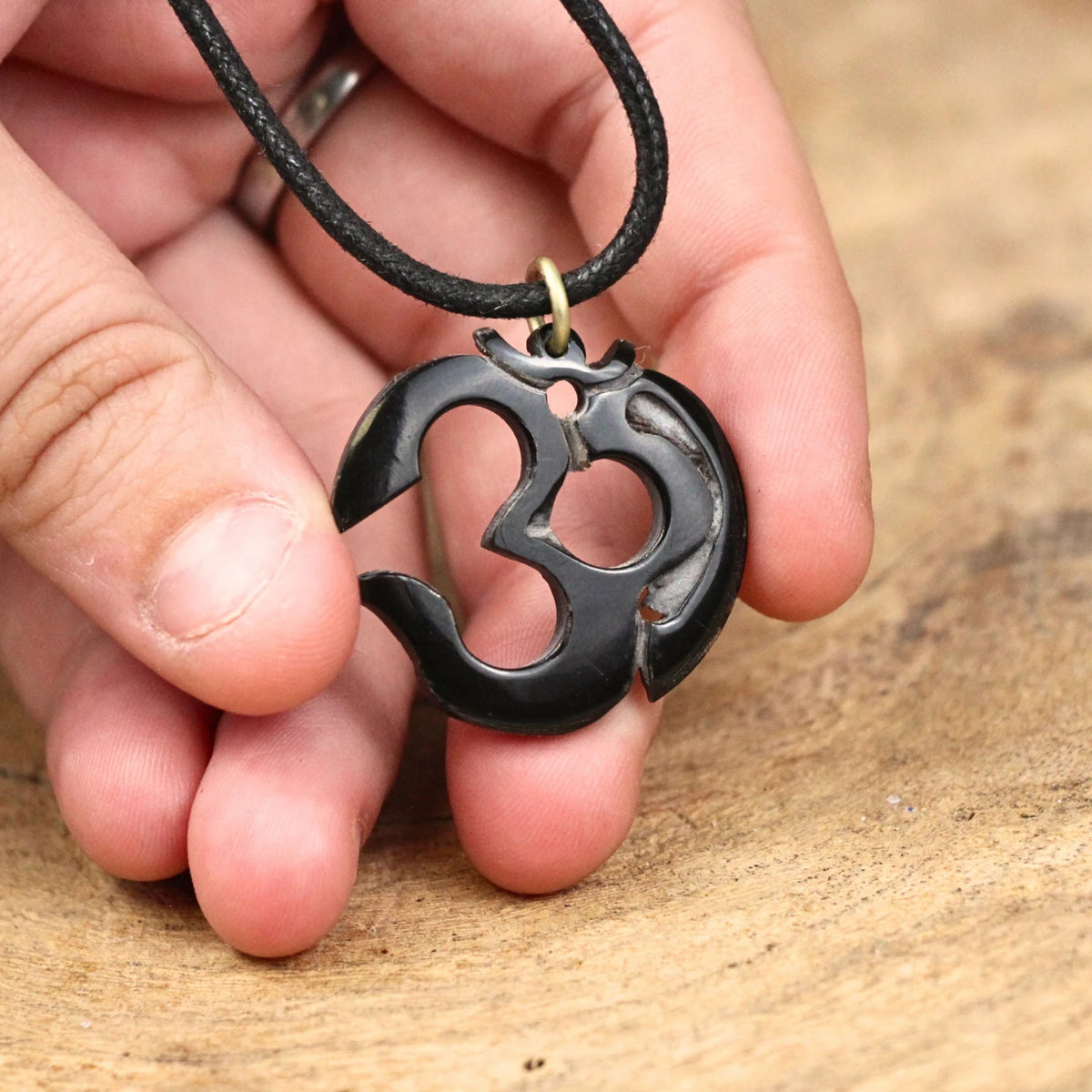 Om-symbol hänge, svart, modell A8