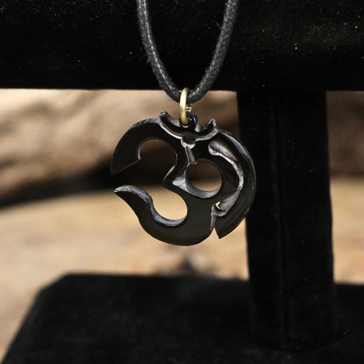 Om-symbol hänge, svart, modell A8