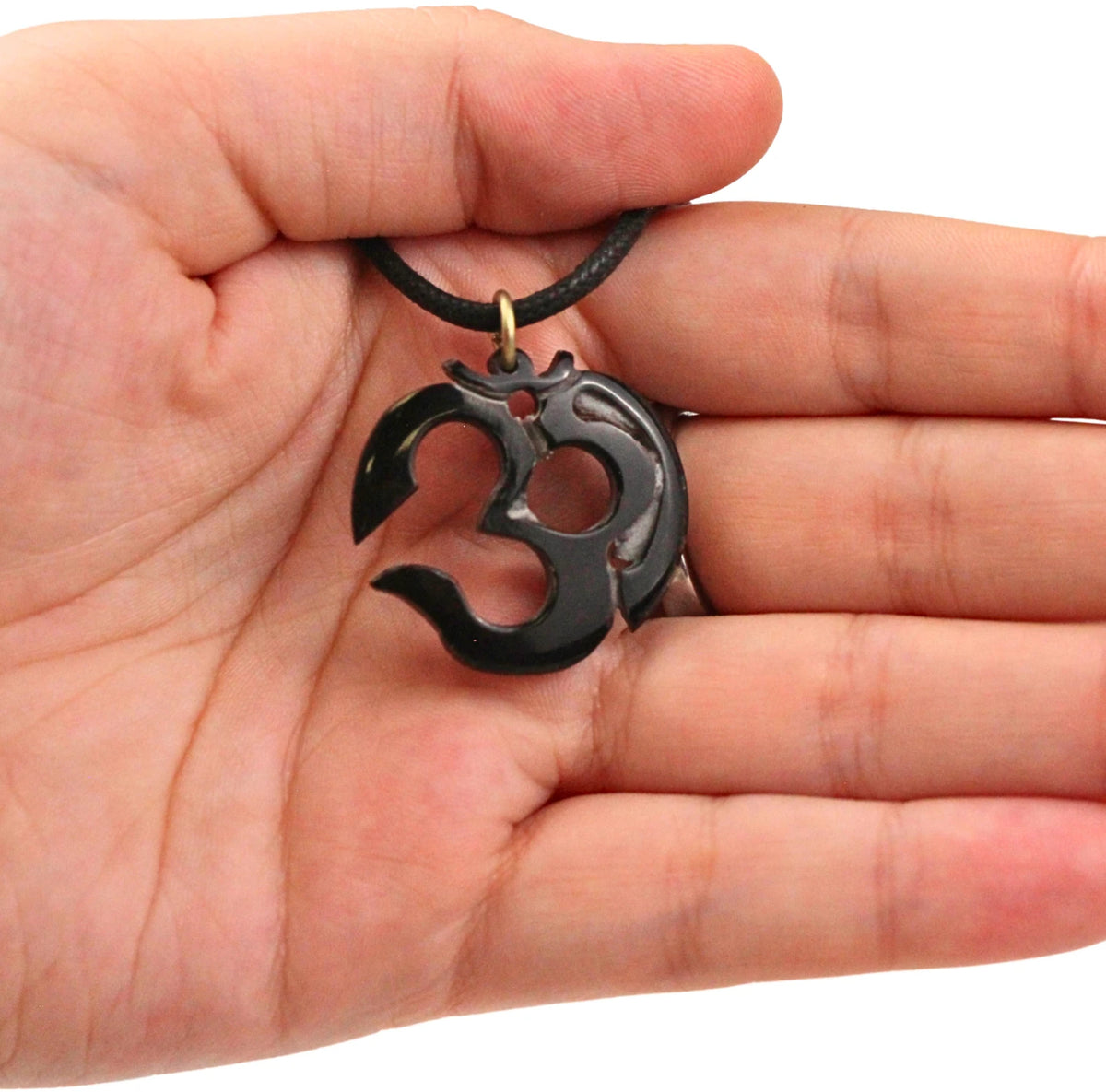 Om-symbol hänge, svart, modell A8