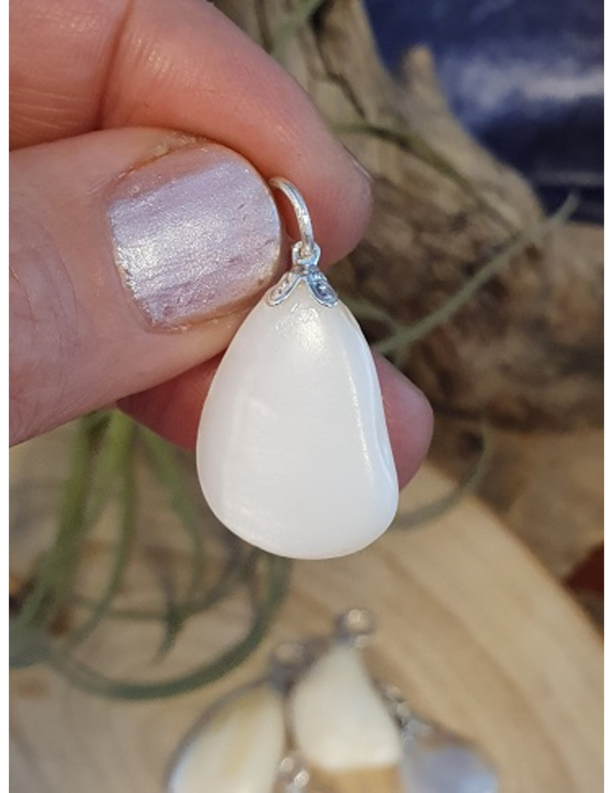 Pärlemor hänge, vit (färgad), 2,5 x 2 cm