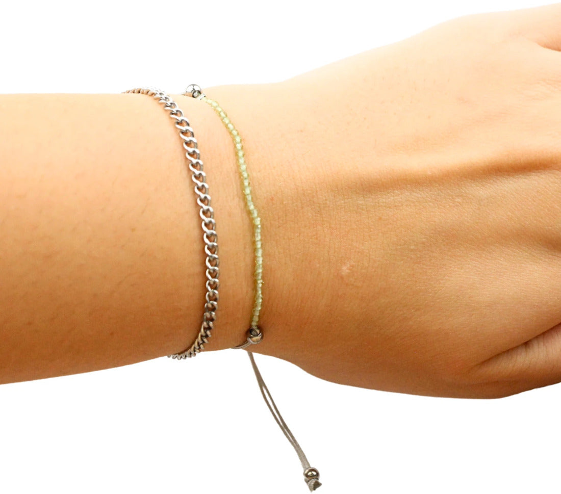 Peridot armband med små stenar, justerbar skjutknop