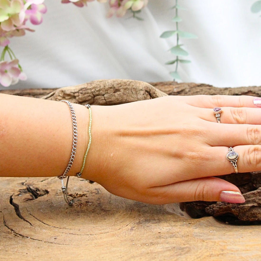 Peridot armband med små stenar, justerbar skjutknop