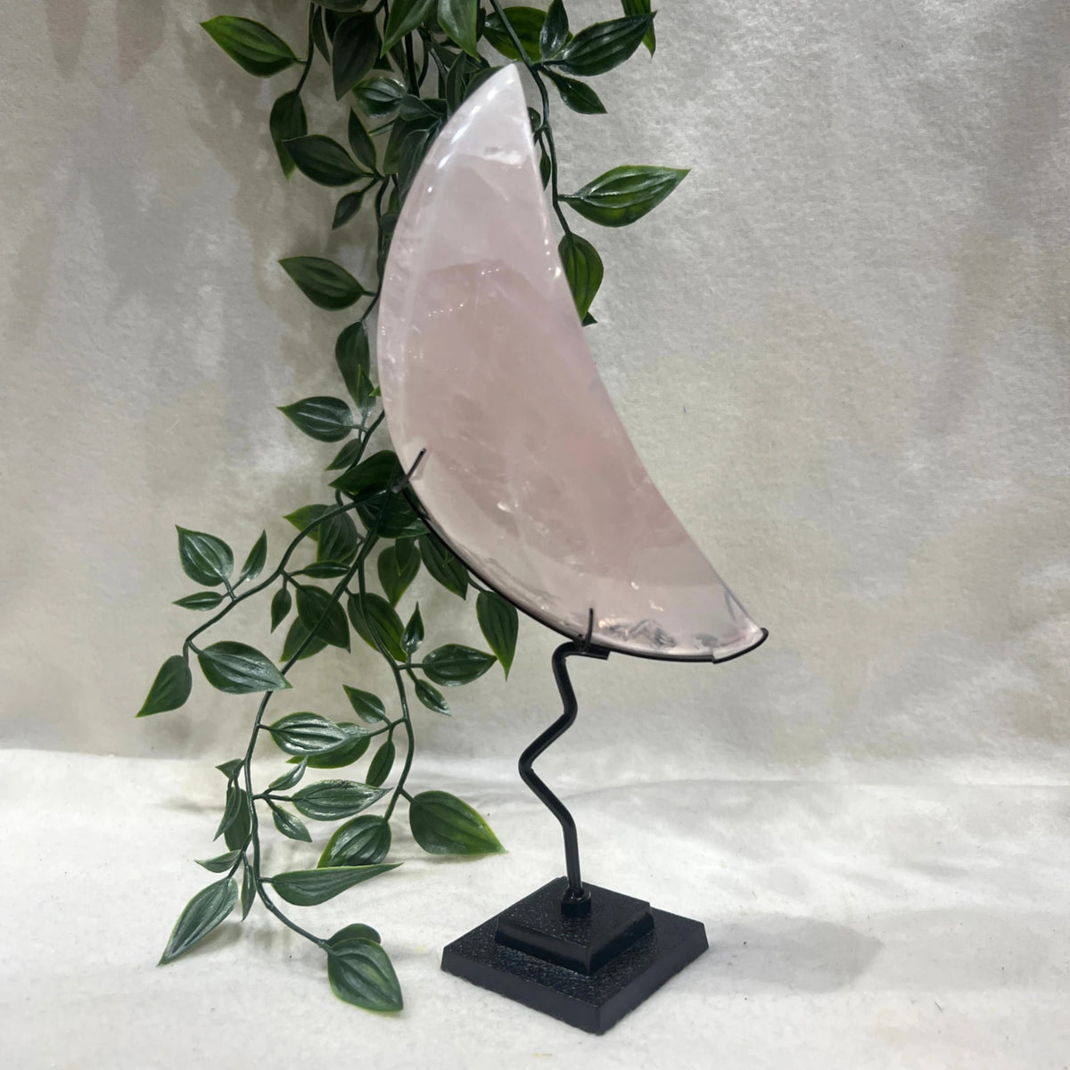 Rosenkvarts måne på ställ, 14 cm, nr 4