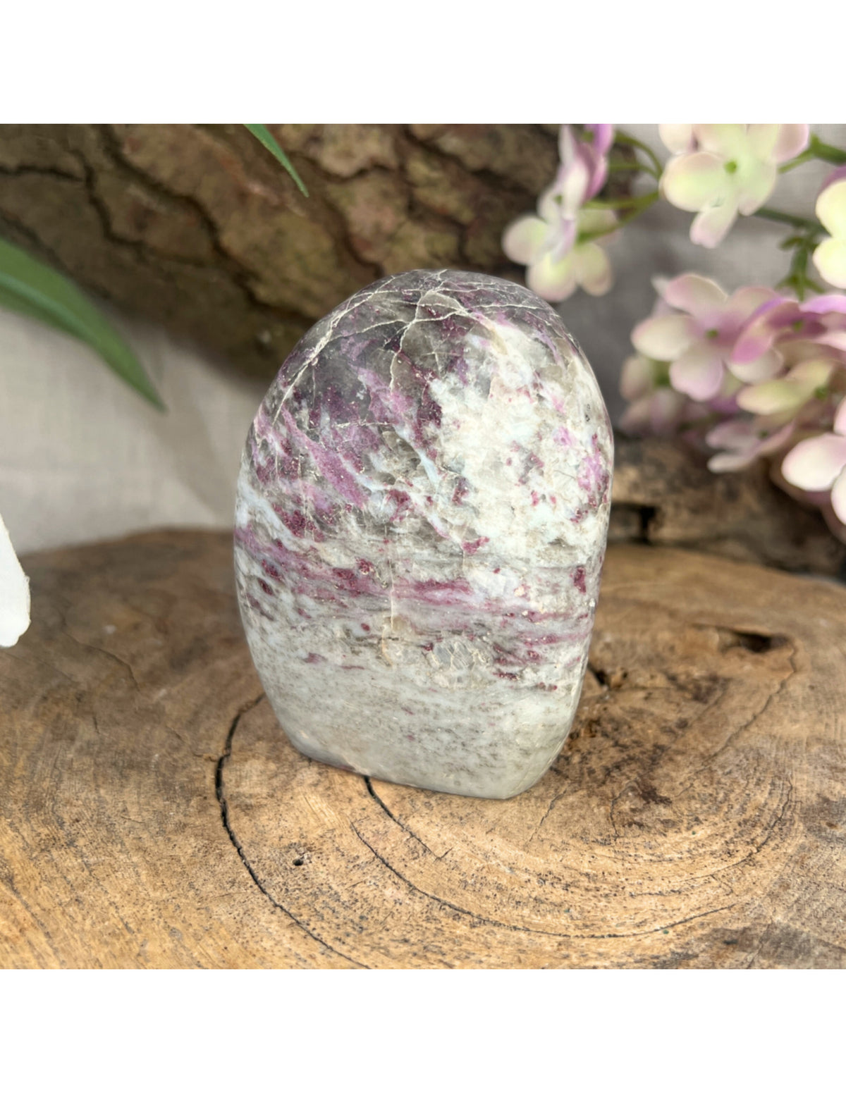 Rubellit i månsten skulptur, Madagaskar, nr 17 (430 g)