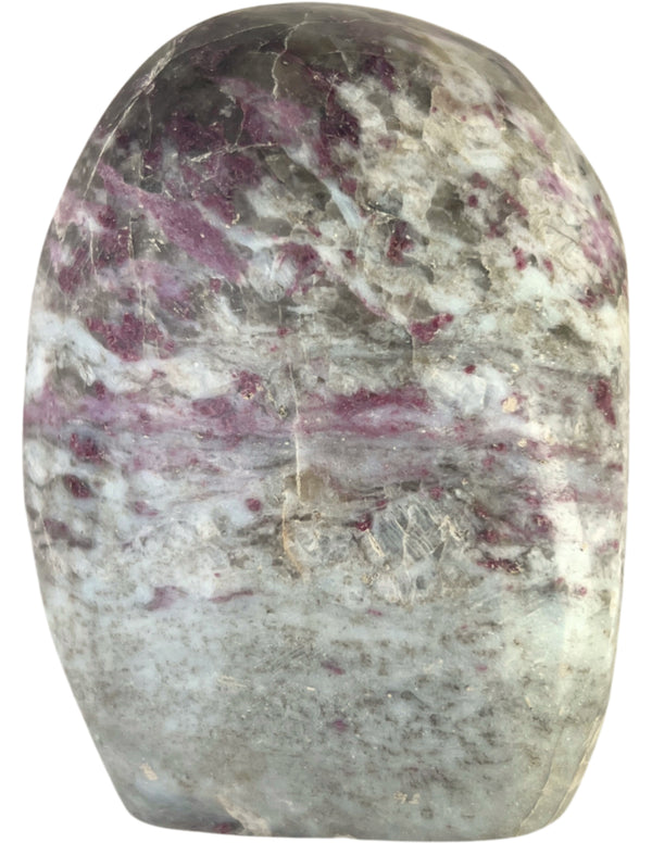 Rubellit i månsten skulptur, Madagaskar, nr 17 (430 g)