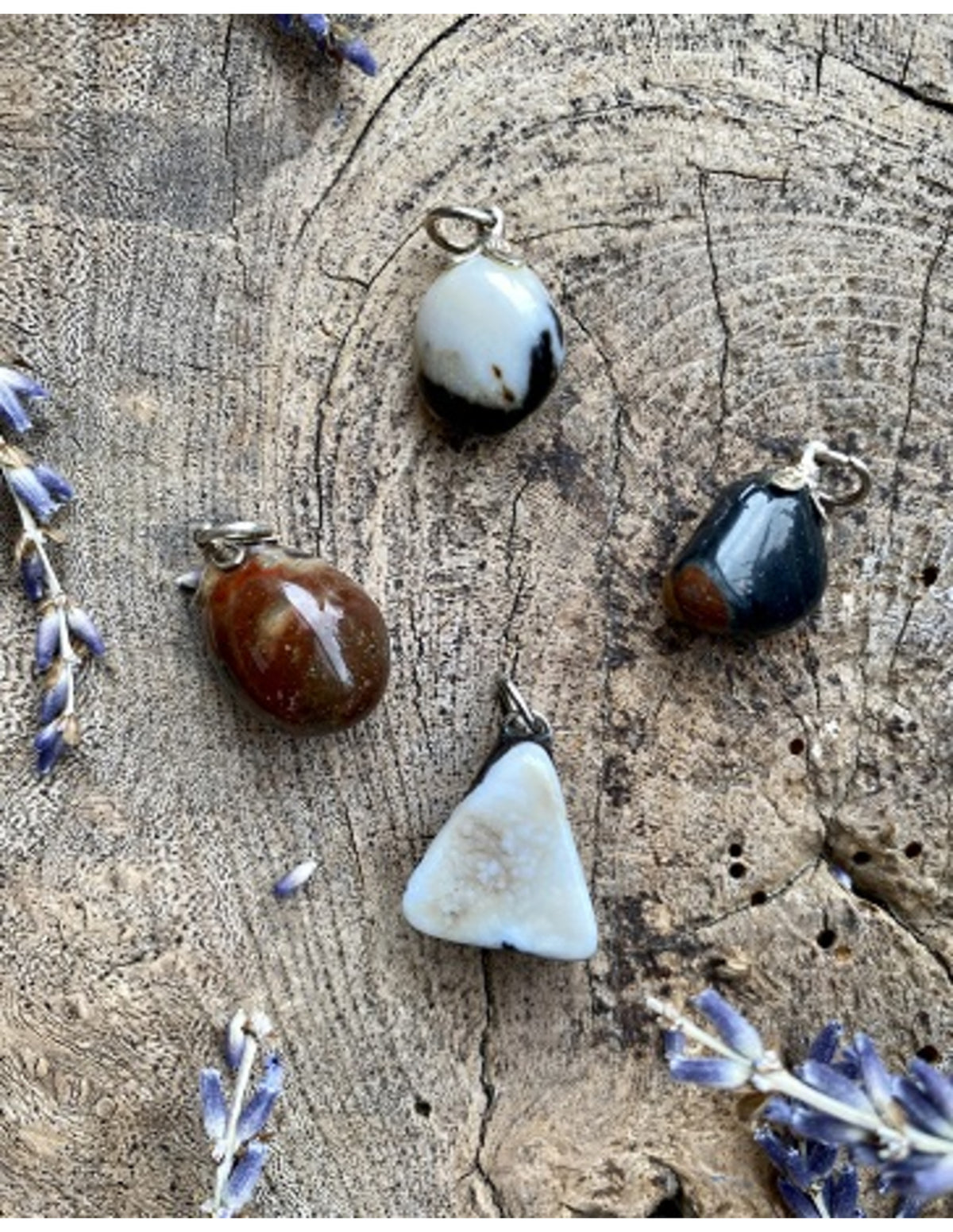 Sardonyx hänge, rödbrun med vita och svarta band, 3 till 4 cm