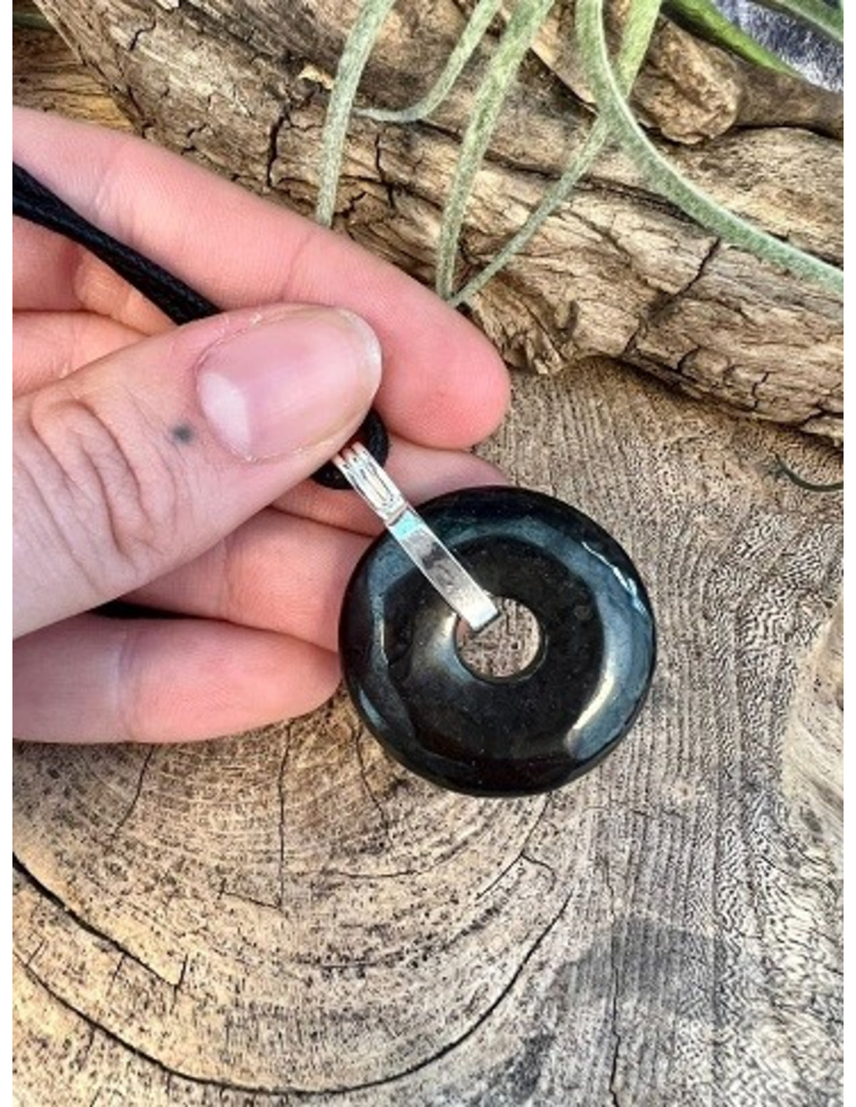 Shungit donuthänge 30 mm på svart vaxsnöre