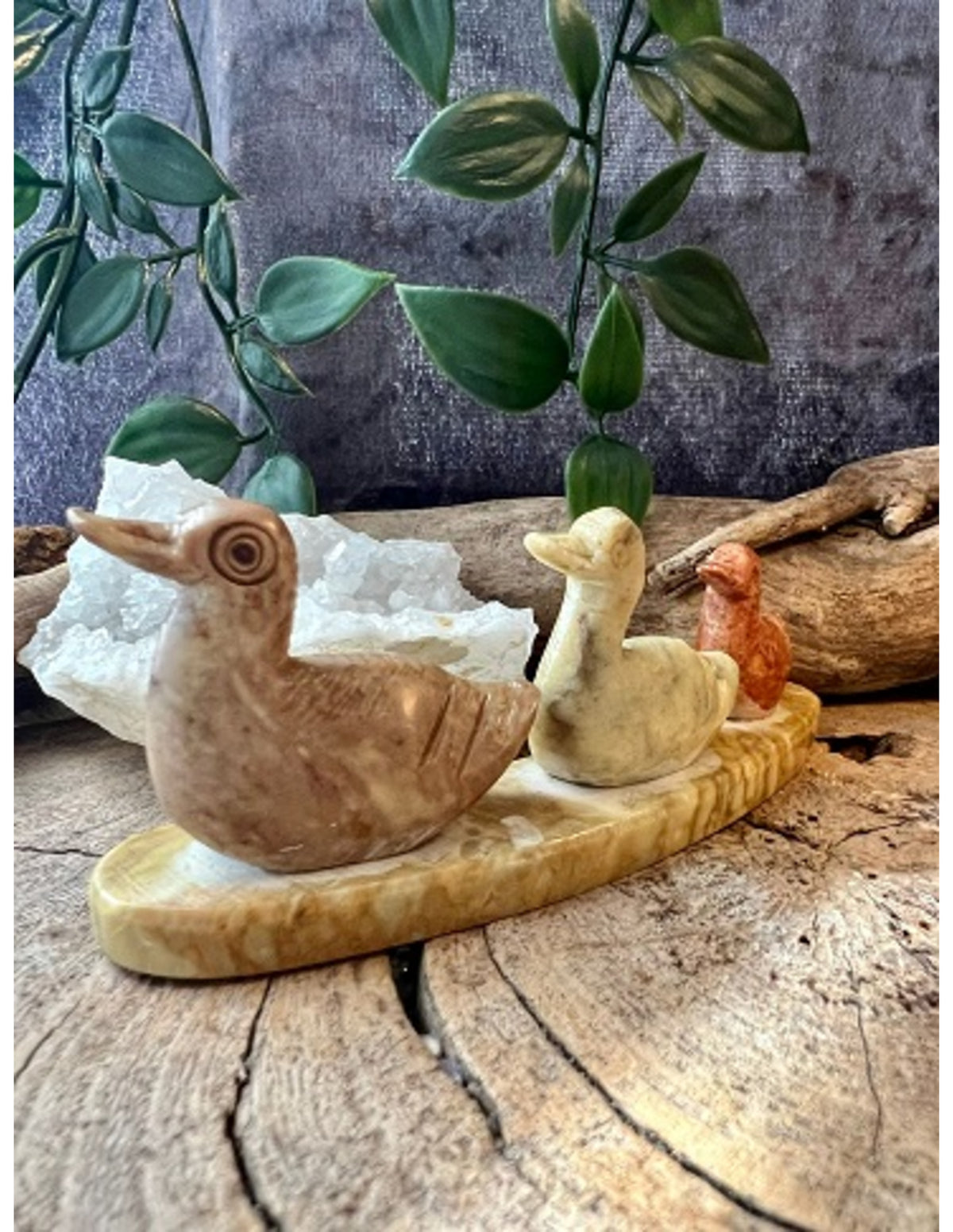 Täljsten tre ankor på list, färgad grön, 12 cm