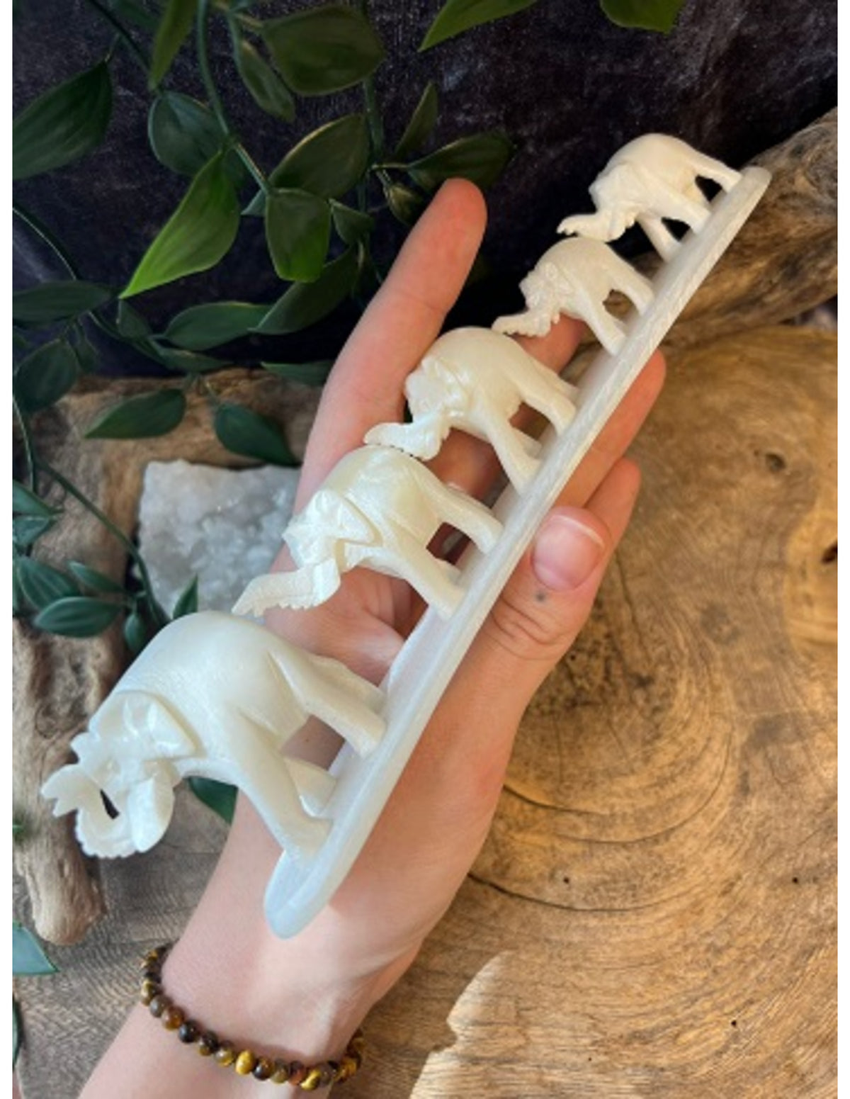 Täljsten fem elefanter på list, vit, 19 cm
