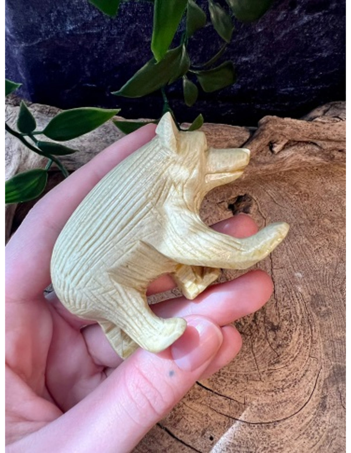 Täljsten björn, gående, färgad grön, 7,5 cm