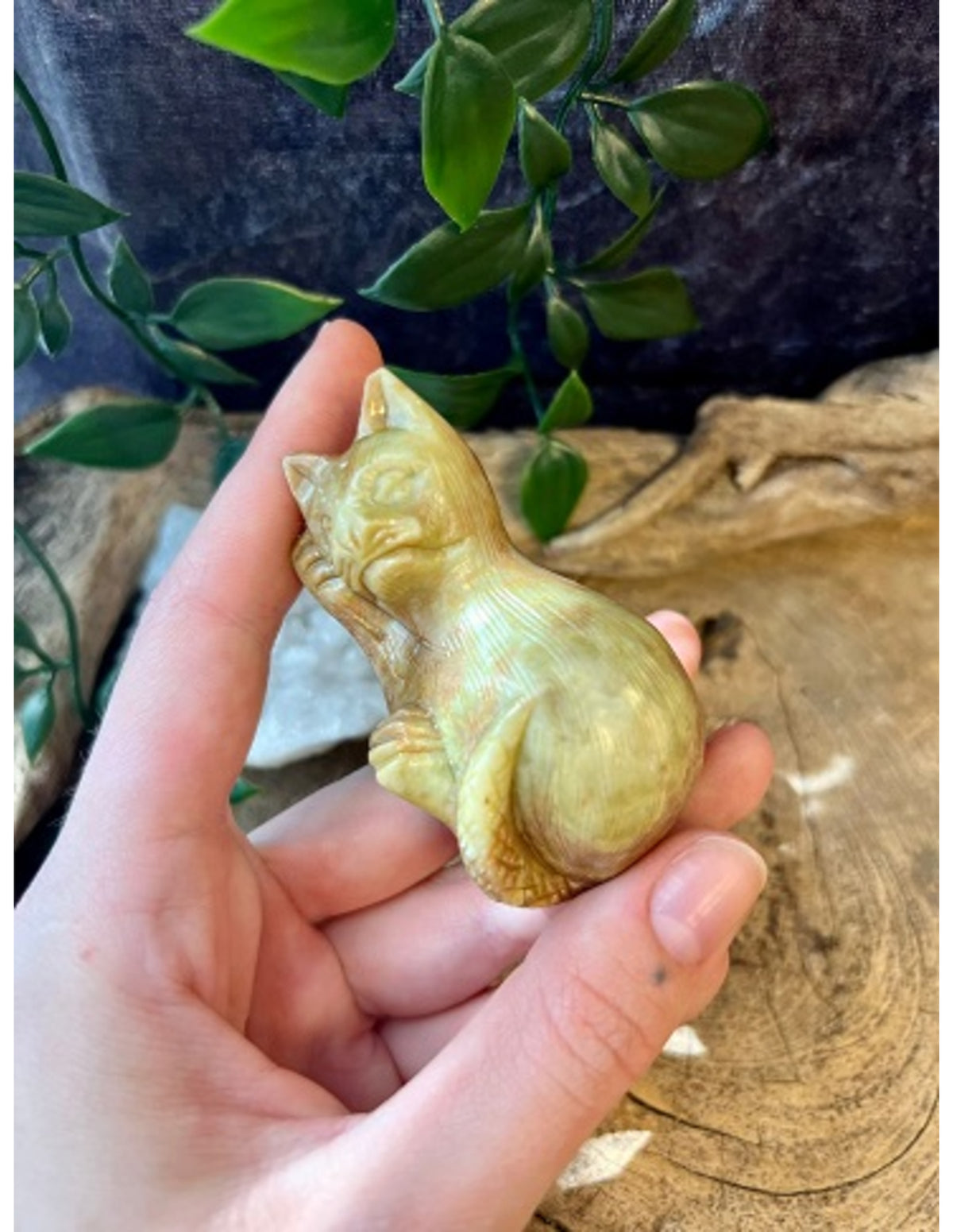 Täljsten figur, sovande katt, 7 cm