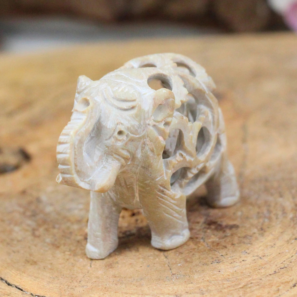 Täljsten figur, elefant i elefant, 5 cm