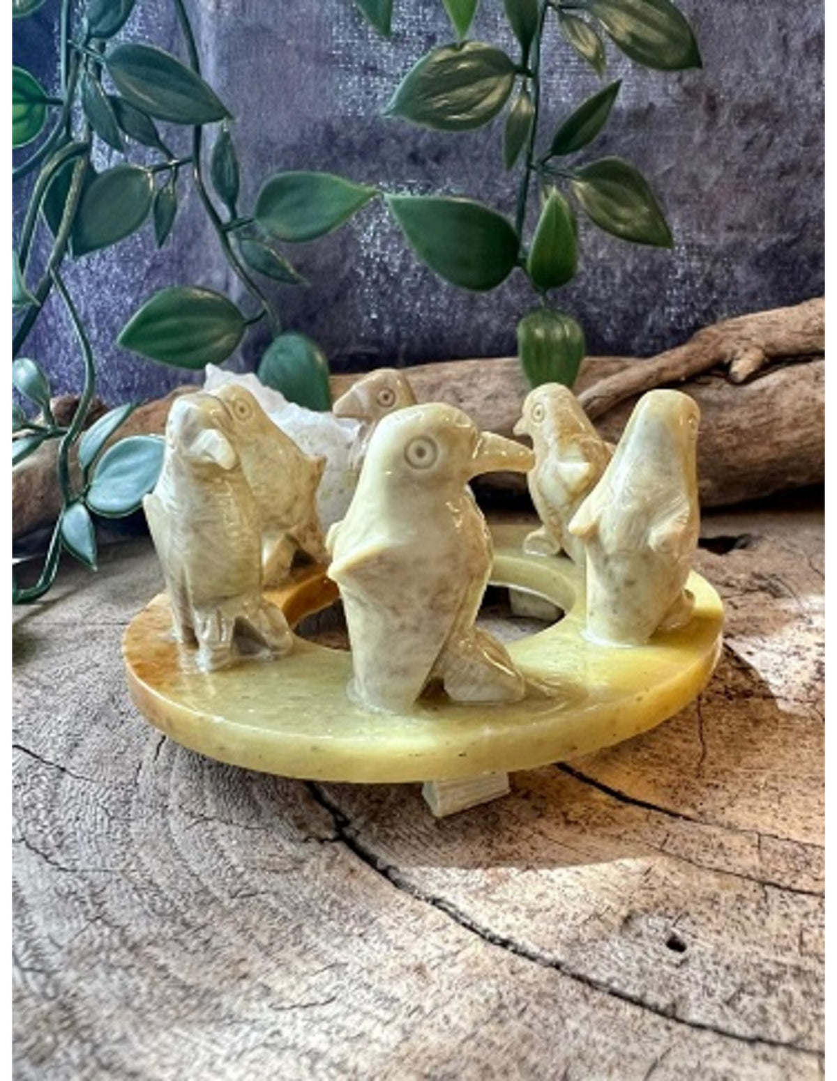 Täljsten pingviner på ring, figur, 8 cm