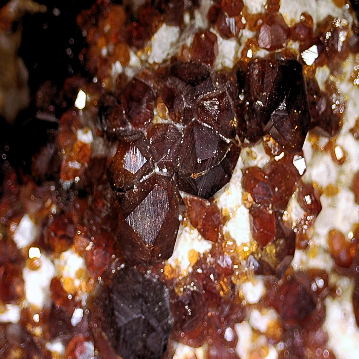 Spessartin på matrix, rå kristall, nr 03 (0,49 kg)