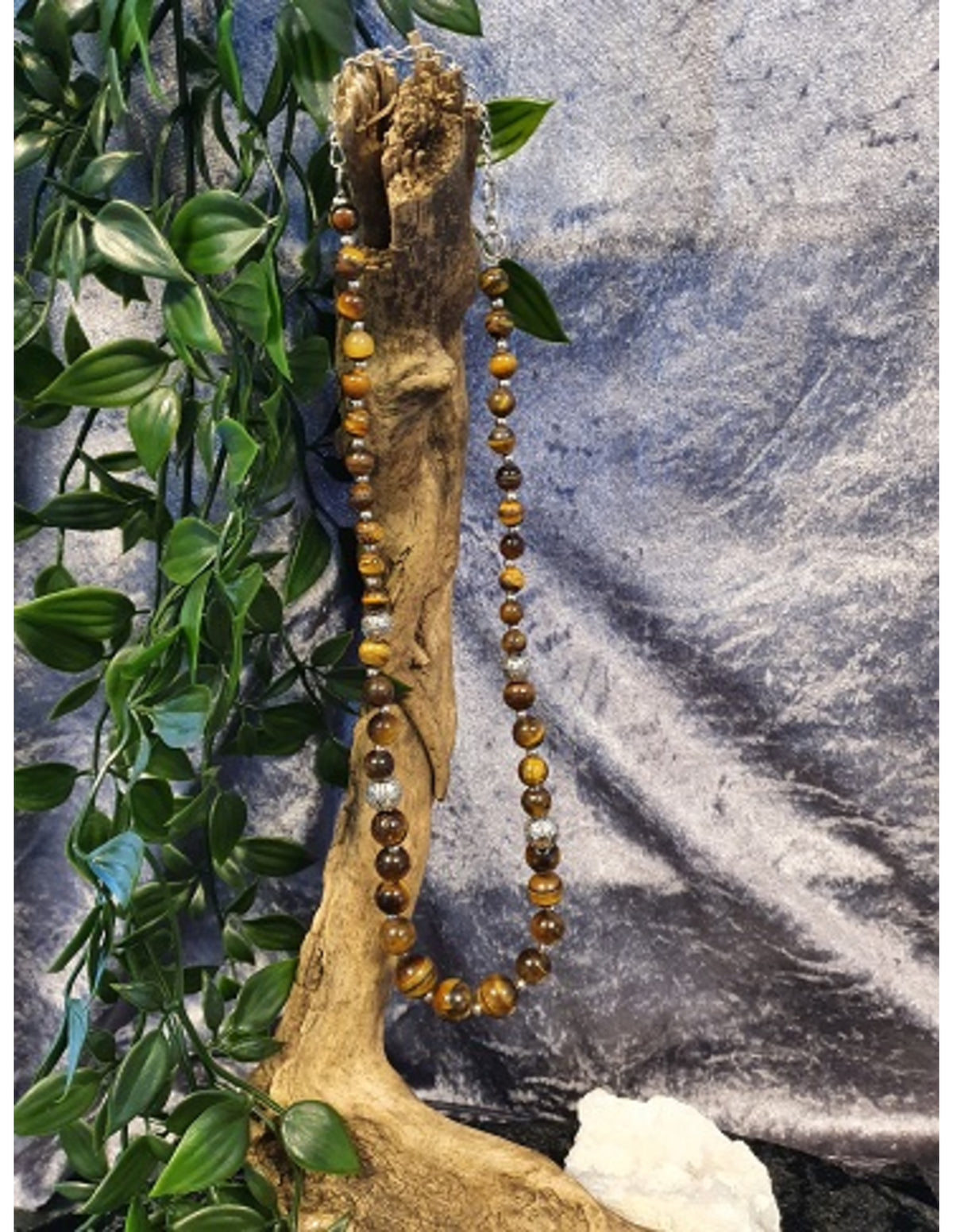Tigeröga halsband med silverfärgade prydnadspärlor, 46 cm