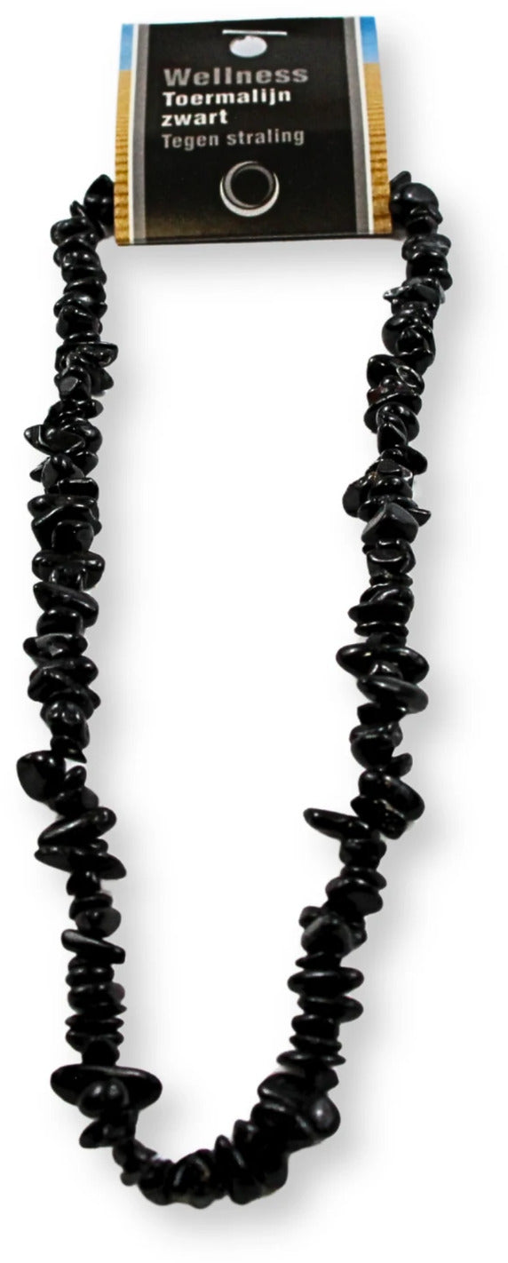 Svart turmalin halsband med glansiga pärlor på displaykort