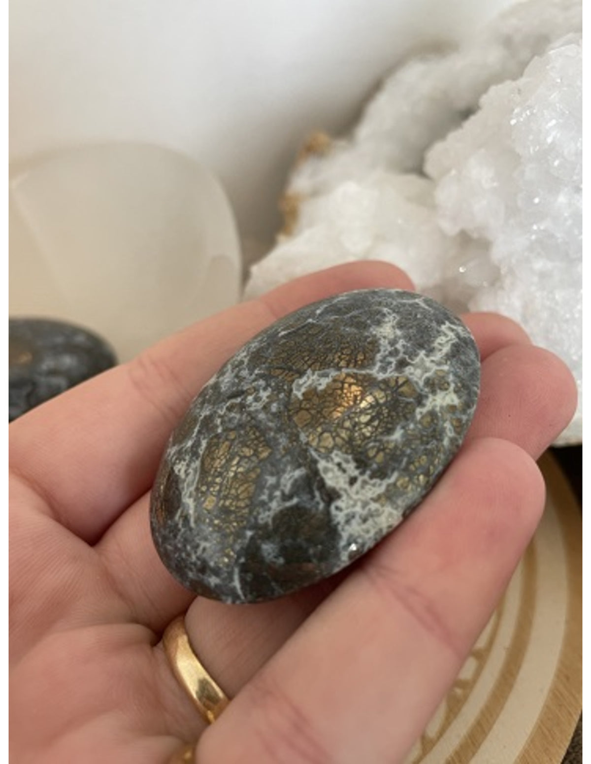 Kalcedon ficksten med pyrit, blå och guld, ca 5 x 4 cm