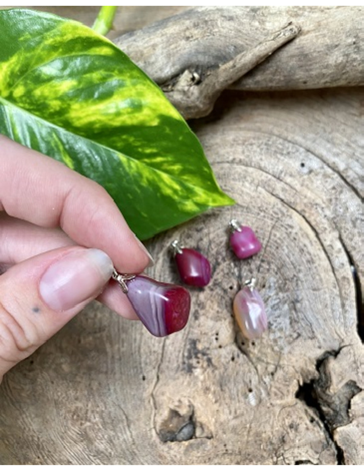 Agat hänge, färgad rosa, litet