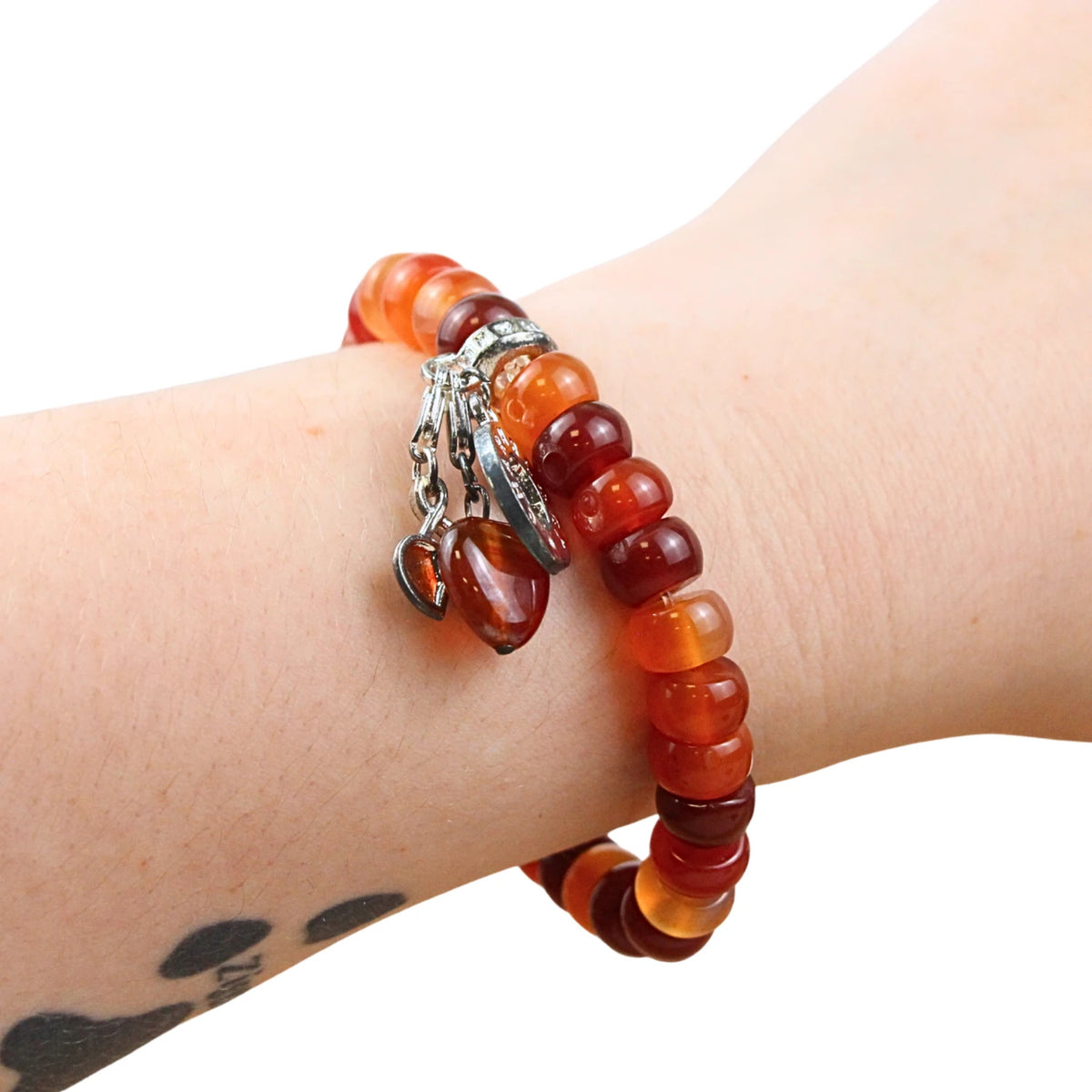 Karneol armband med berlocker, 18 cm